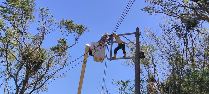 颱風楊柳造成台東逾4萬戶停電，颱風過後台電動員最大能量搶修，15日晚10時完成山區數十戶搶修後，宣布台東民生用電全數復電。（台電提供）中央社記者盧太城台東傳真 114年8月16日