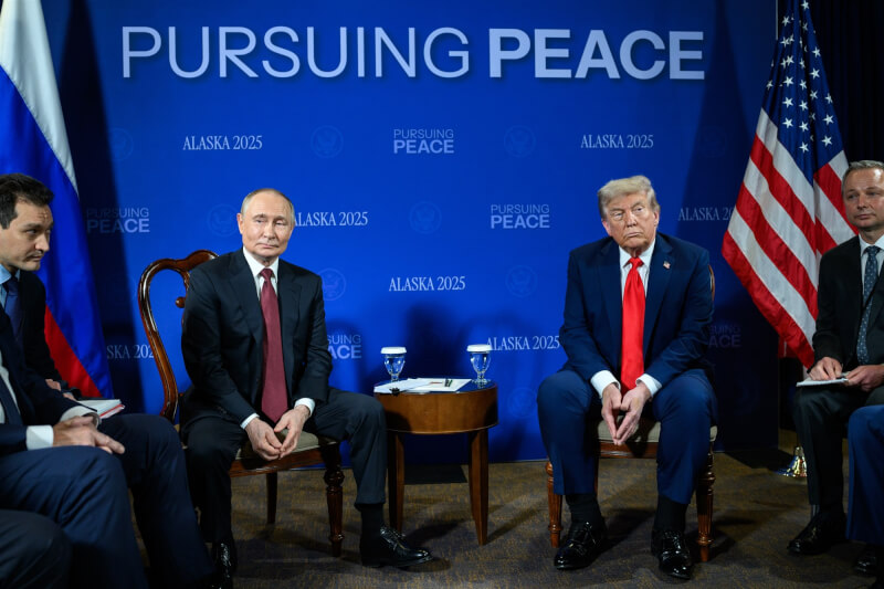 美國總統川普(右2)與俄羅斯總統蒲亭(左2)15日進行會談。(圖取自x.com/WhiteHouse)