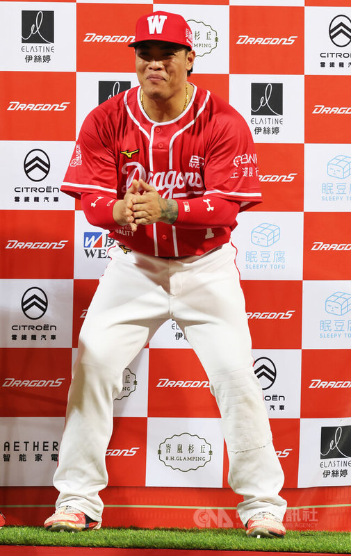 中華職棒味全龍隊陳子豪(圖)16日在比賽8局時敲出致勝安帶1分打點,助隊以3比2擊敗樂天桃猿隊,賽後獲選單場MVP,開心與啦啦隊大跳韓團歌曲Sorry, Sorry。中央社記者趙世勳攝 114年8月16日