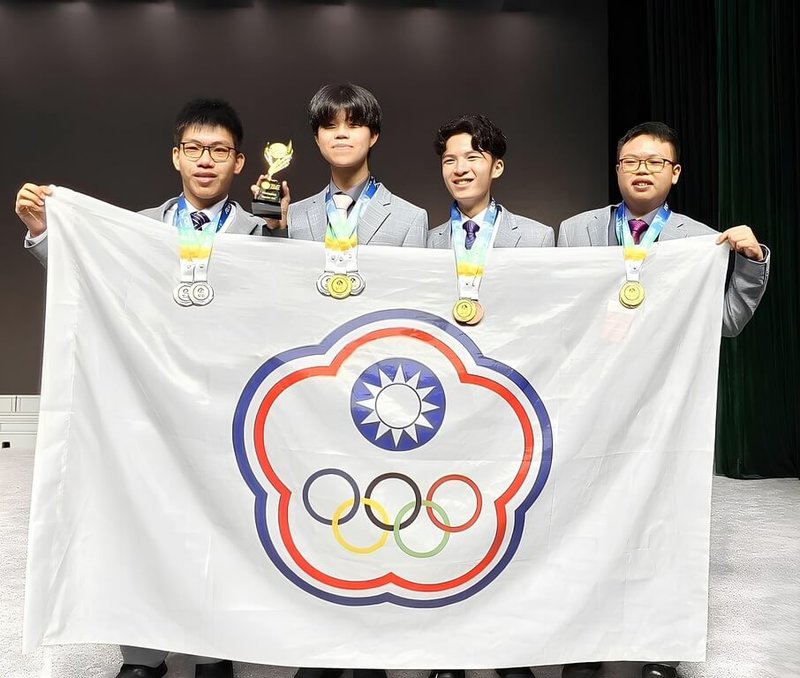 教育部16日表示,台灣學子參與在中國舉辦的第18屆國際地球科學奧林匹亞競賽抱回3金1銀,選手包程宥(左起)、姚亦耕、莊定祐、何海銘開心合影留念。(教育部提供)中央社記者陳至中傳真 114年8月16日