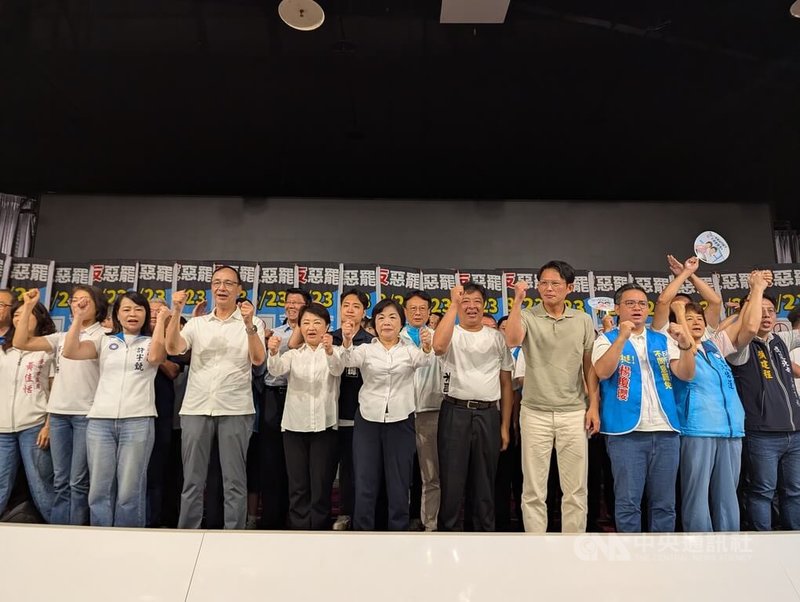 國民黨台中第三選區立委楊瓊瓔（前左6），17日上午在大雅區舉辦「反惡罷宣講」，國民黨主席朱立倫（前左4）、民眾黨主席黃國昌（前右4）、台中市長盧秀燕（前左5）等人都出席助講。中央社記者蘇木春攝　114年8月17日