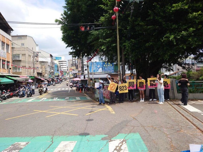 發起罷免國民黨籍台中第三選區立委楊瓊瓔的罷團「中三拒瓔」,17日上午前往大雅區大雅公有零售市場舉牌並掃街,呼籲民眾8月23日出來投票。(罷團提供)中央社記者蘇木春傳真 114年8月17日