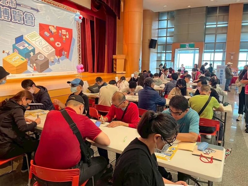 新北市就業博覽會19日將在市府6樓大禮堂登場,勞工局表示,這場就博會共提供超過2800個工作機會,提供最多工作機會的產業為零售量販業,其次為旅宿餐飲業。(勞工局提供)中央社記者王鴻國傳真 114年8月17日