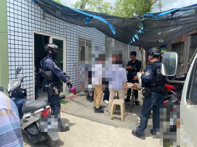 高雄市政府警察局岡山分局日前獲報,指燕巢區鳳澄路附近一處廢棄車場人員出入複雜,並成立專案小組調查,17日持搜索票攻堅,當場查獲賭資等證物,逮捕71歲黃姓主嫌及賭客共32人,詢後依賭博罪嫌及社會秩序維護法偵辦。(高雄市警察局岡山分局提供)中央社記者張已亷傳真 114年8月17日