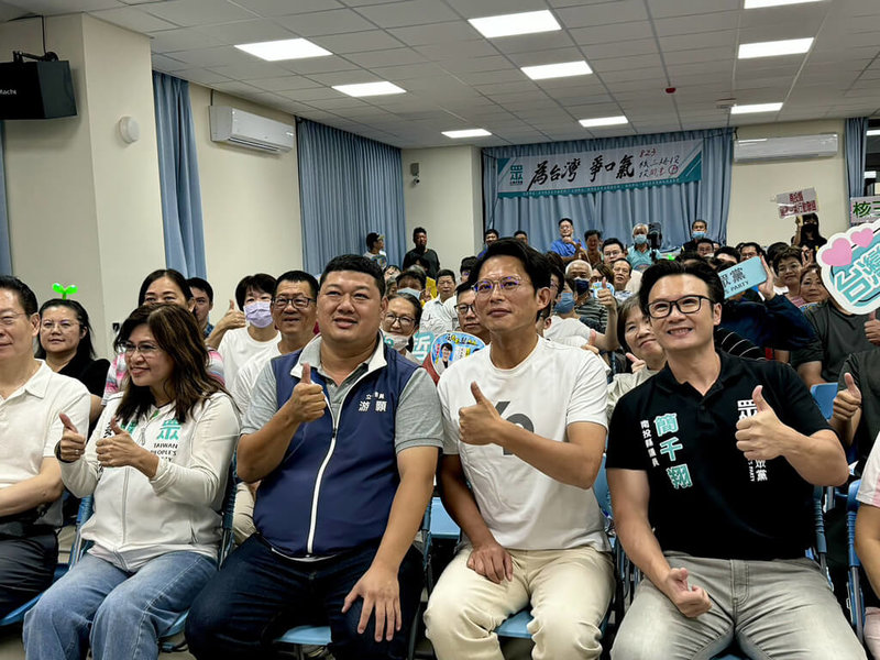 民眾黨主席黃國昌（前右2）17日晚間赴南投出席核三延役公投說明會，宣講前先替特別來賓國民黨立委游顥（前右3）加油打氣，呼籲大家23日投下不同意罷免。（游顥團隊提供）中央社記者鄭維真傳真　114年8月17日