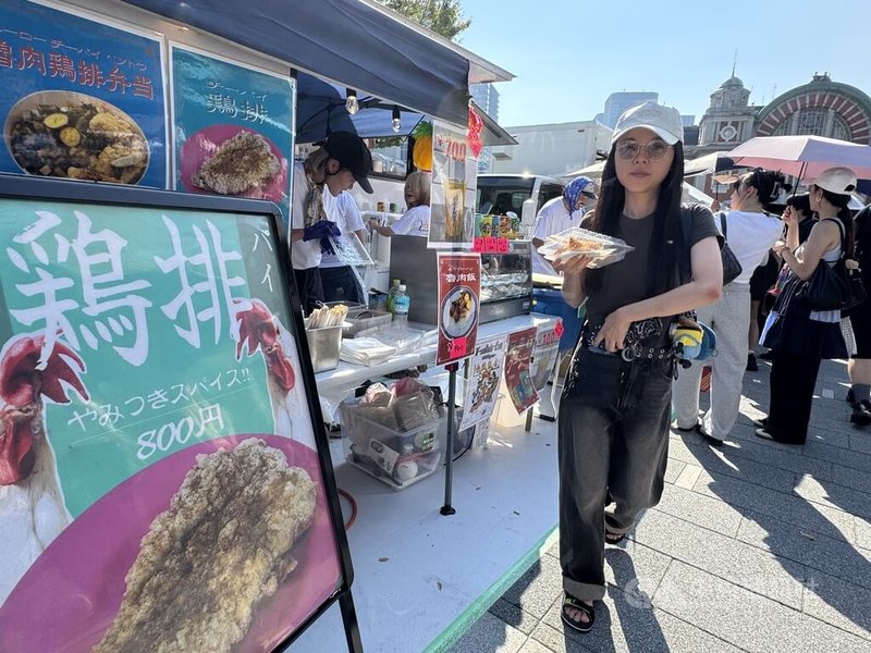 文總主辦的「TAIWAN PLUS 2025 台日新風」邁入第二週,本週活動堪稱台灣經典美食大集合,包含酥炸雞排、滷肉飯、現煎蔥抓餅加蛋、涼麵加蛋等,現場充滿濃濃台灣味。中央社記者楊明珠大阪攝 114年8月16日