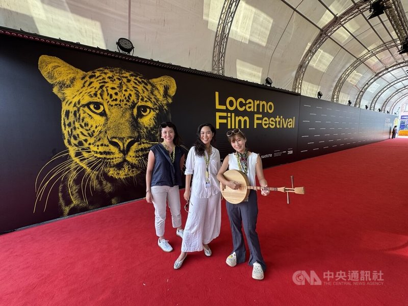 製片黃映潔（左）、導演吳承筠（中）、聲音鄭宜雰（右）3人帶著台灣短片「工」踏上瑞士盧卡諾影展紅毯，並獲Medien Patent Verwaltung AG Award大獎。中央社記者郭芳君盧卡諾攝  114年8月17日