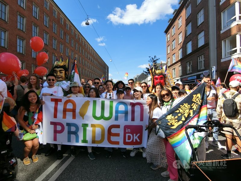 旅居丹麥的台灣僑民組「台灣隊」參與哥本哈根驕傲大遊行,讓世界看見台灣對人權與性別平權的重視。中央社記者辜泳秝哥本哈根攝 114年8月17日