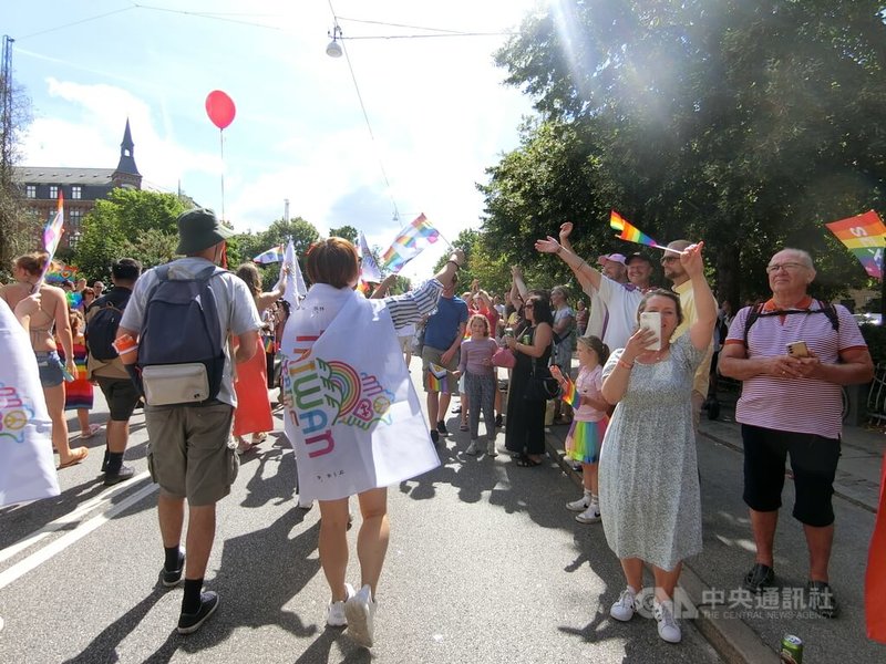 台灣的知名度比過去更高,參加哥本哈根驕傲大遊行的台灣隊遊行隊伍受到在場民眾熱情的歡呼與掌聲。中央社記者辜泳秝哥本哈根攝 114年8月17日
