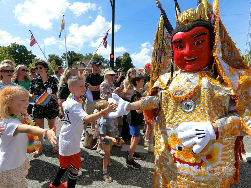 瑞典台灣協會友情支援兩尊三太子參加哥本哈根驕傲大遊行,獲得現場民眾熱烈歡迎,紛紛要求擊掌與合照。中央社記者辜泳秝哥本哈根攝 114年8月17日