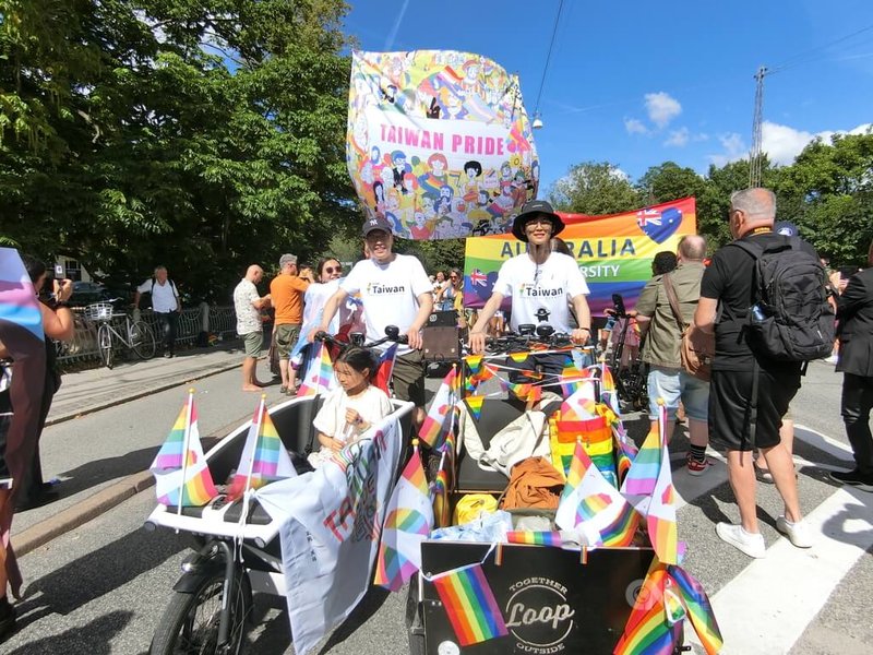 台灣隊特別出動極具丹麥當地特色的三輪載貨腳踏車一起參與哥本哈根驕傲大遊行。中央社記者辜泳秝哥本哈根攝 114年8月17日