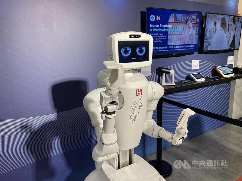 台灣廠商積極布局人形機器人應用,搶攻關鍵模組商機。圖為鴻海開發的AI護理機器人Nurabot。 中央社記者鍾榮峰攝 114年8月17日
