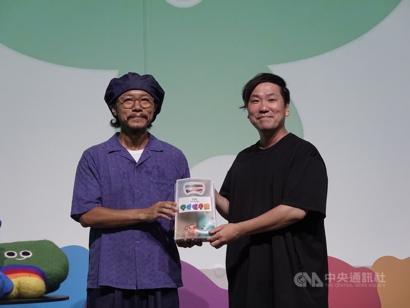 「We TAIWAN台灣文化in大阪.關西世博」16日晚間舉辦「a-We之夜」,a-We設計者方序中(左)與世博設計系統創意總監/藝術總監、也是第一個在社群上跟a-We打招呼的「小脈」設計者引地耕太同台分享設計理念。中央社記者楊明珠大阪攝 114年8月17日
