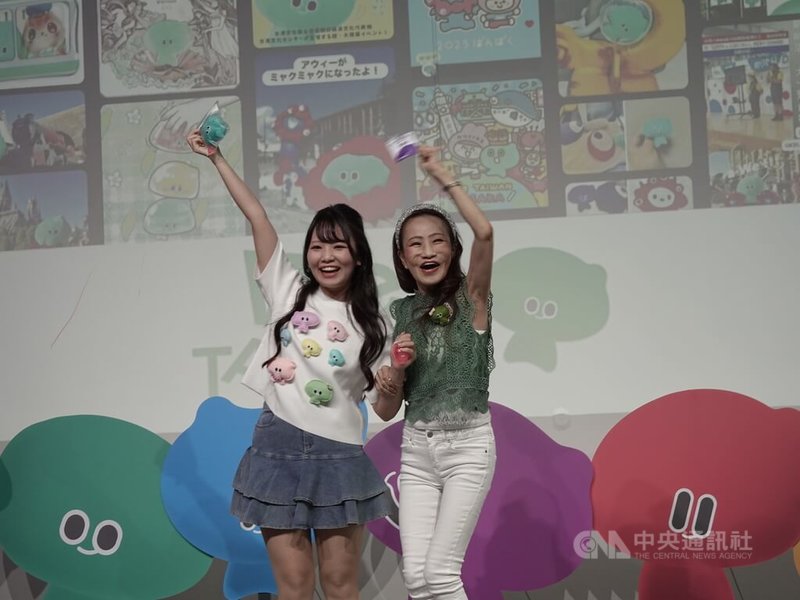 「We TAIWAN台灣文化in大阪.關西世博」16日晚間舉辦「a-We之夜」,母女檔粉絲特別穿上親手縫製、貼滿a-We玩偶的T恤到場。中央社記者楊明珠大阪攝 114年8月17日