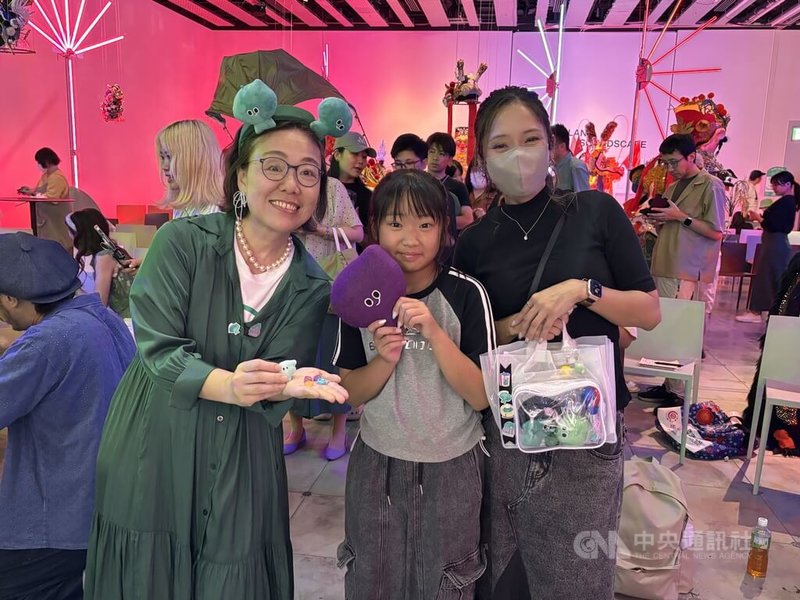「We TAIWAN台灣文化in大阪.關西世博」16日晚間舉辦「a-We之夜」,一對母女帶來花了好長時間、親手以黏土及樹脂創作的a-We周邊,送給文化部政務次長王時思(左)。中央社記者戴雅真大阪攝 114年8月17日