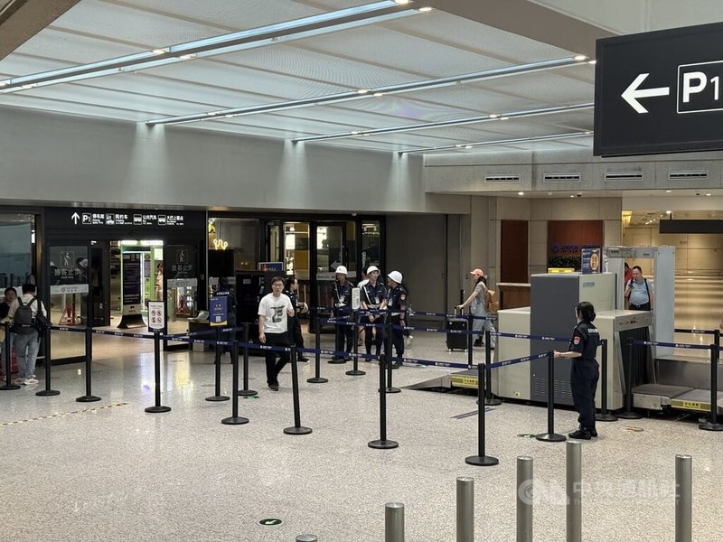 上海虹橋機場和浦東機場自12日起簡化進入機場的安檢流程,取消航站樓入口處的旅客人身、行李安檢措施,僅保留防爆檢測。圖為上海虹橋機場入口,攝於8月16日。中央社記者廖文綺上海攝 114年8月17日