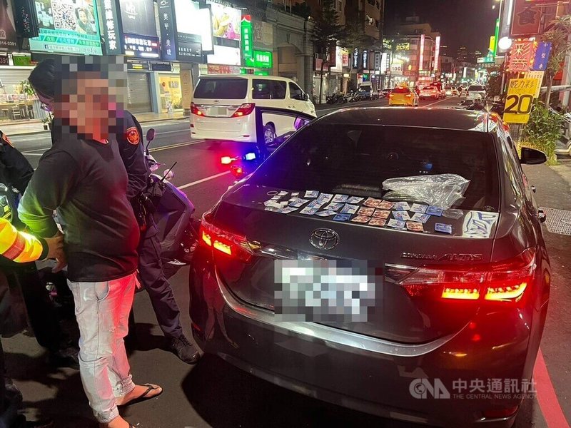台中市警察局第六分局何安派出所員警日前在西屯區盤查一輛違停自小客車,發現車內疑有毒品燃燒後的氣味,並在腳踏墊查獲毒咖啡包,警詢後將駕駛林姓男子(前)送辦。(翻攝照片)中央社記者蘇木春傳真 114年8月17日
