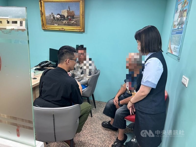 台中陳姓男子(後左)日前在網路社群網購模型,匯款後卻遭假賣家誆稱帳戶出問題,要求再匯款解除帳戶警示,他到銀行要再匯款時行員發現有異報案,員警到場確認是網購詐騙,避免他再受損失。(翻攝照片)中央社記者蘇木春傳真 114年8月17日