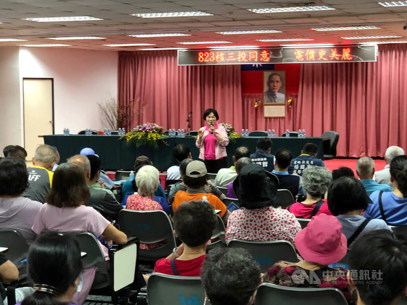 核三重啟公投將於23日登場,國民黨雲林縣黨部17日下午分別在西螺鎮農會等地舉辦3場說明會,每場次均有數百名鄉親參與。中央社記者黃國芳攝 114年8月17日