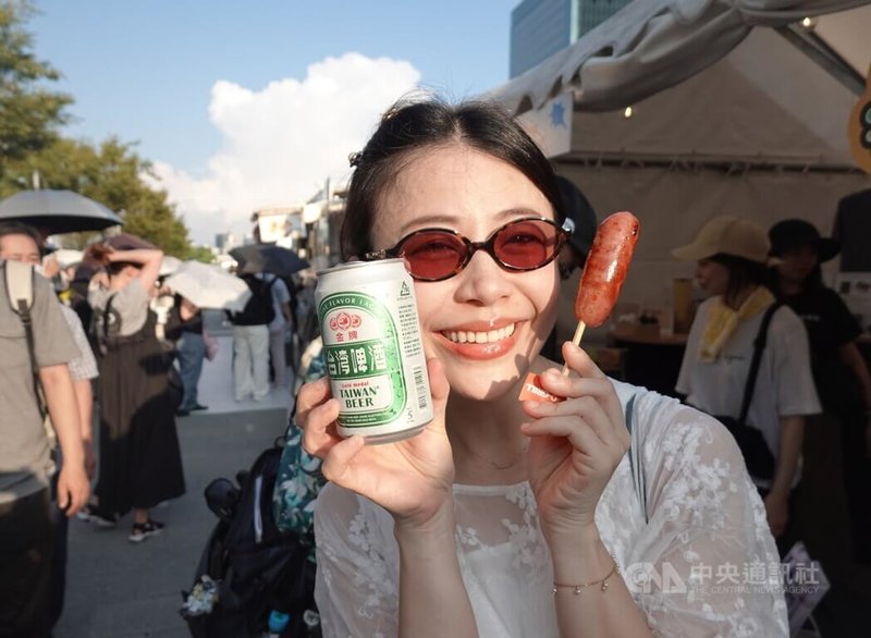文總主辦的「TAIWAN PLUS 2025 台日新風」邁入第二週,大阪中之島公園聚集許多台灣經典美食攤位。炎炎夏日,旅居大阪的台僑特別來買香腸配台灣啤酒,解鄉愁又消暑。中央社記者楊明珠大阪攝 114年8月16日