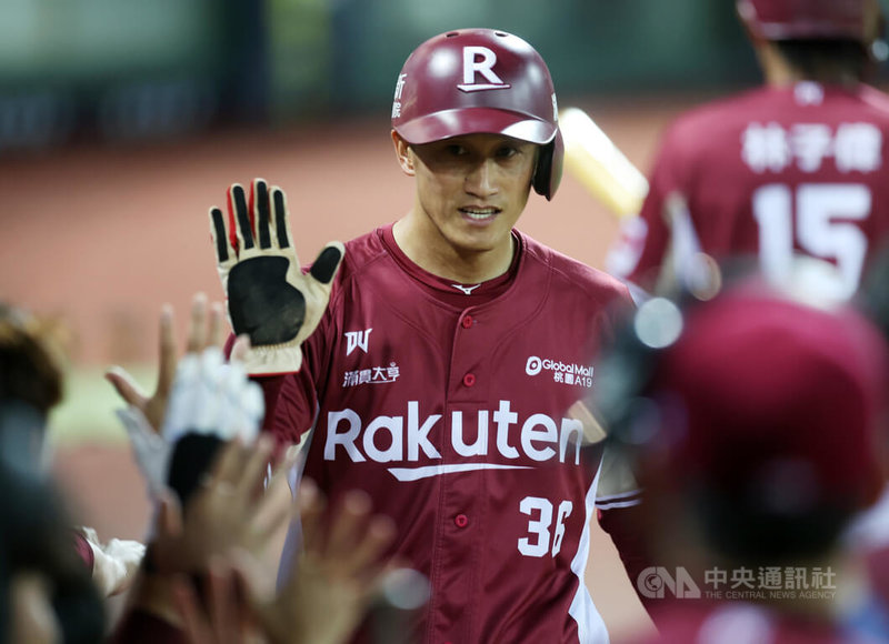 中華職棒17日由樂天桃猿與味全龍在天母棒球場交手,8局上,桃猿隊敲出追平安,余德龍(圖)回到休息區與隊友擊掌致意。中央社記者張新偉攝 114年8月17日