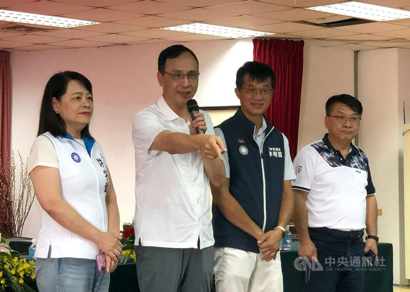 國民黨主席朱立倫（左2）17日出席「823重啟核三公投」說明會雲林場，呼籲鄉親投下同意票，讓政府繼續使用核電。中央社記者黃國芳攝　114年8月17日