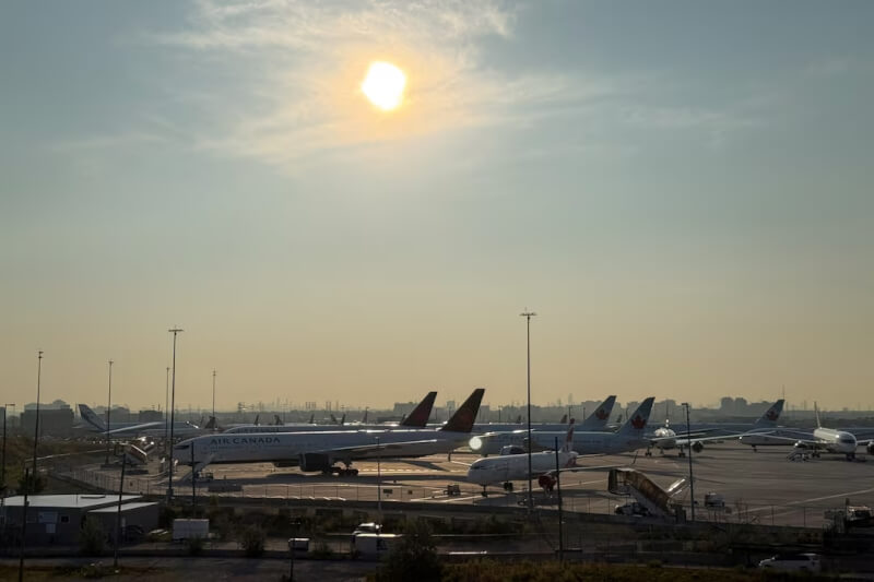 加拿大航空空服員16日展開罷工，圖為停留在多倫多機場的班機。（路透社）