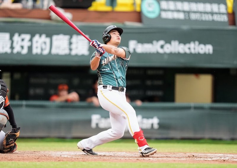 中華職棒台鋼雄鷹隊17日比賽火力發揮，野手曾昱磬（圖）單場雙響砲，助隊以11比1擊敗統一7-ELEVEn獅隊，也獲選單場MVP。（台鋼雄鷹提供）中央社記者謝靜雯傳真　114年8月17日