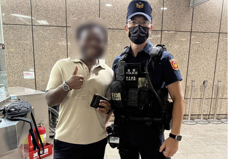 1名美籍22歲男子(左)日前搭乘台北捷運時不慎遺失皮夾,因內有重要證件且即將返國,透過台北市警察局捷運警察隊通報並聯繫沿線車站人員協尋,在報案後約1小時就順利找回皮夾。(台北市警察局捷運警察隊提供)中央社記者黃麗芸傳真 114年8月17日