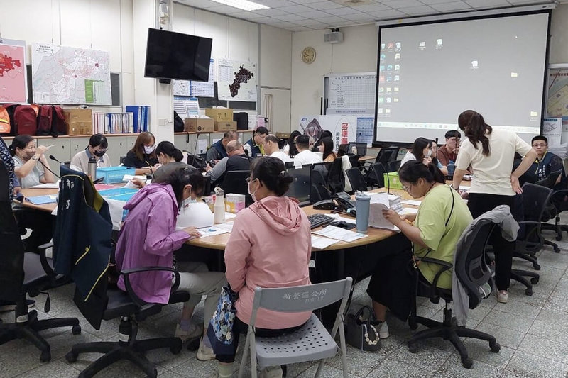 台南市災後屋損慰助金受理案量龐大，市府民政局啟動跨區支援機制，週末不打烊，協助各區公所加速審核及慰助金核發。（台南市政府提供）中央社記者楊思瑞台南傳真　114年8月17日
