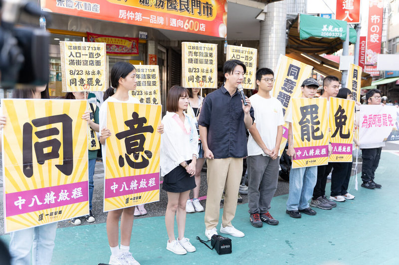 發起罷免國民黨立委江啟臣的民團,17日上午前往台中豐原第一市場進行街頭宣講,民進黨青年組織「夏日破浪」與發言人吳崢(持麥克風者)等人也到場助講。(罷團提供)中央社記者蘇木春傳真 114年8月17日