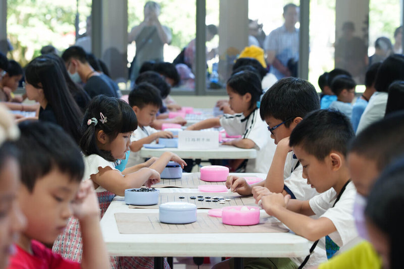 國立故宮博物院17日首度在北部院區舉辦圍棋大賽，300名參賽者遍布各年齡層，現場加上觀賽親友，故宮北院全區觀眾達千人。（故宮提供）中央社記者王寶兒傳真　114年8月17日