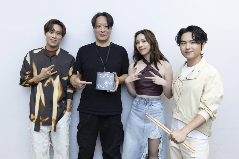 樂團告五人Live House世界巡演邀請「吉他教父」黃中岳(左2)擔任音樂總監,在巡演開始前的密集練團行程,讓團員們直呼像是「暑期特訓」。(相信音樂提供)中央社記者洪素津傳真 114年8月17日