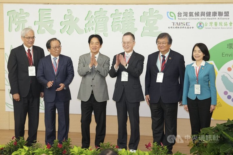 總統賴清德（左3）17日在台北榮民總醫院出席台灣氣候與健康聯盟、北榮主辦的「院長永續講堂」，與總統府國家氣候變遷對策委員會顧問簡又新（右3）、衛福部長邱泰源（右2）、北榮院長陳威明（左）、總統府國策顧問陳志鴻（左2）、衛福部全民健康保險會主委周麗芳（右）合影。中央社記者徐肇昌攝　114年8月17日