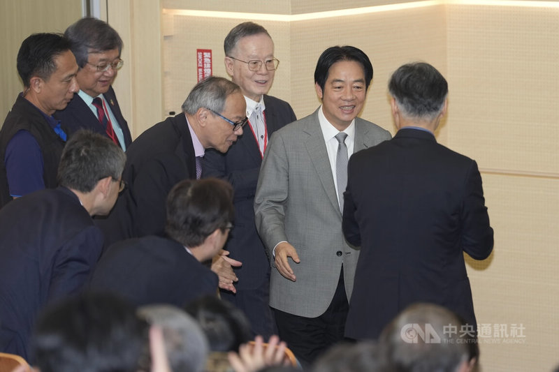 總統賴清德(右2)17日下午前往台北榮民總醫院出席「院長永續講堂」,與醫界領袖、專家學者一同見證醫療體系在永續發展上的努力成果,並向與會人士致意。中央社記者徐肇昌攝 114年8月17日