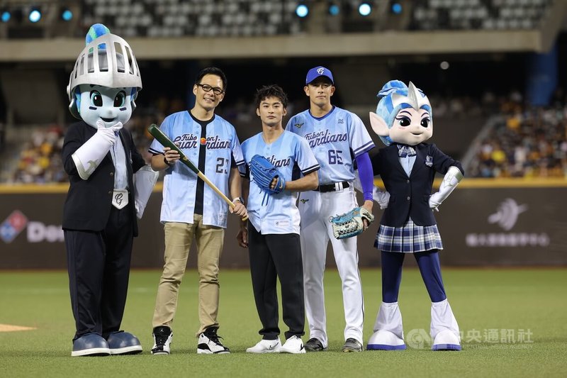 中華職棒富邦悍將17日在台北大巨蛋對上中信兄弟,「柔道男神」楊勇緯(中)受邀擔任開球投手、台哥大總經理林之晨(左)擔任開球打者,捕手為悍將隊蔡佳諺(右)。中央社記者翁睿坤攝 114年8月17日