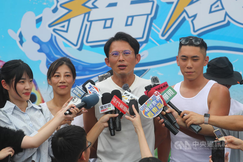 核三重啟公投即將登場，民眾黨主席黃國昌（右2）17日出席活動時受訪，質疑民進黨怯戰，認為應比照總統大選辯論會模式，邀請總統賴清德出來公開辯論，對台灣人民說清楚講明白。中央社記者王騰毅攝　114年8月17日