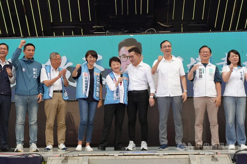 國民黨立委江啟臣（右4）17日下午在台中市新社區舉辦造勢大會，黨主席朱立倫（右3）、台中市長盧秀燕（左5）等人到場站台，呼籲民眾投不同意罷免。中央社記者蘇木春攝　114年8月17日