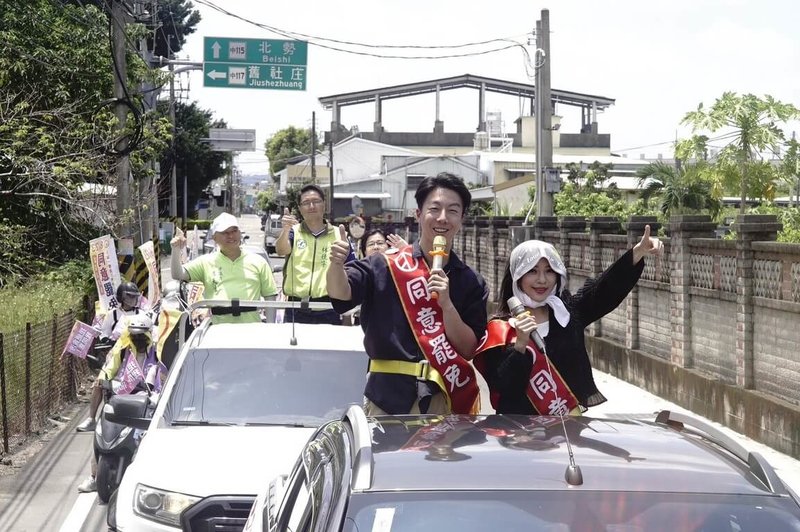罷免國民黨立委顏寬恒民團「中二解顏」17日找來民進黨發言人吳崢(前左)、立委黃捷(前右)等人,共同登上車隊到台中市霧峰區掃街,呼籲鄉親投下罷免同意票。(罷團提供)中央社記者蘇木春傳真 114年8月17日