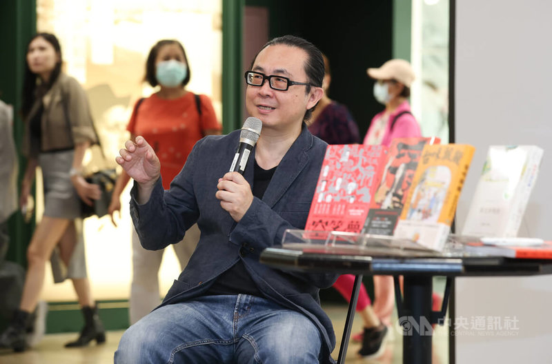 「空笑夢圖像小說:第一卷 黃金樓」新書分享會17日下午在台北舉行,漫畫家阮光民(前)分享對布袋戲的記憶,以及對原著小說「空笑夢」的看法。中央社記者謝佳璋攝 114年8月17日