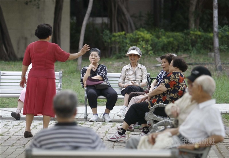 圖為長青老人們群聚公園話家常。(中央社檔案照片)