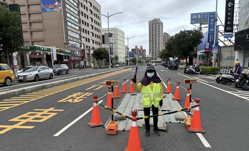 高雄市大順、博愛路口17日下午出現長、寬及深度均約2公尺的坑洞,經查,為雨水管與側連通管錯位進而淘刷造成,水利局表示,已在現場加強交通維持,18日上午將進場開挖修復。(高雄市水利局提供)中央社記者蔡孟妤傳真 114年8月17日