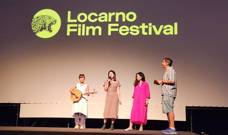 影展選片人萬古其(右1)、導演吳承筠(右2)、製片黃映潔(左2)、聲音鄭宜雰(左1)參加盧卡諾影展台灣短片「工」全球首映會,台灣團隊上台介紹入選作品,氣氛活潑。 (工劇組人員蔡佳璇提供) 中央社記者郭芳君盧卡諾傳真 114年8月17日