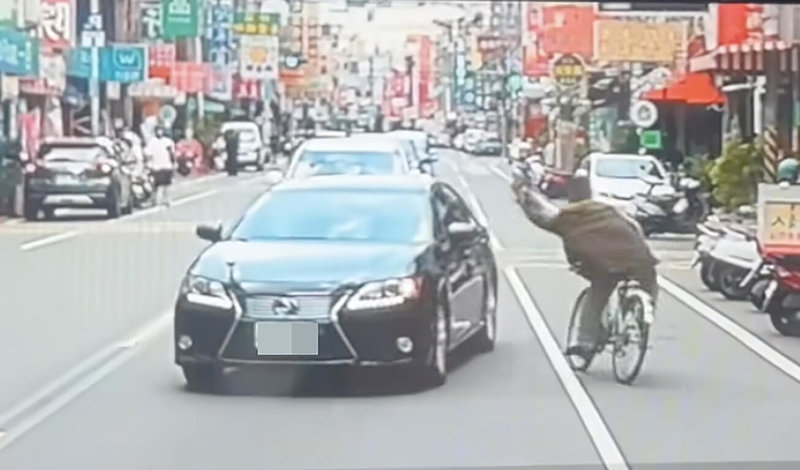 彰化縣警察局員林分局17日中午獲報，指一名騎乘腳踏車的男子持刀沿路揮舞咆哮，經調閱監視器，於下午逮捕犯嫌，釐清案情。（賴郁澄提供）中央社記者鄭維真傳真　114年8月17日