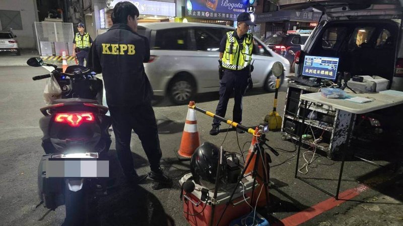 高雄市政府環保局16日下午及晚間聯合警察局、監理所等單位，針對17處噪音陳情熱區及車輛改裝熱點進行稽查，共計攔查665部機車，其中有48車改裝排氣管未經認證，另有2車噪音超標，後續將依交通管理處罰條例及噪音管制法開罰。（環保局提供）中央社記者張已亷傳真  114年8月17日