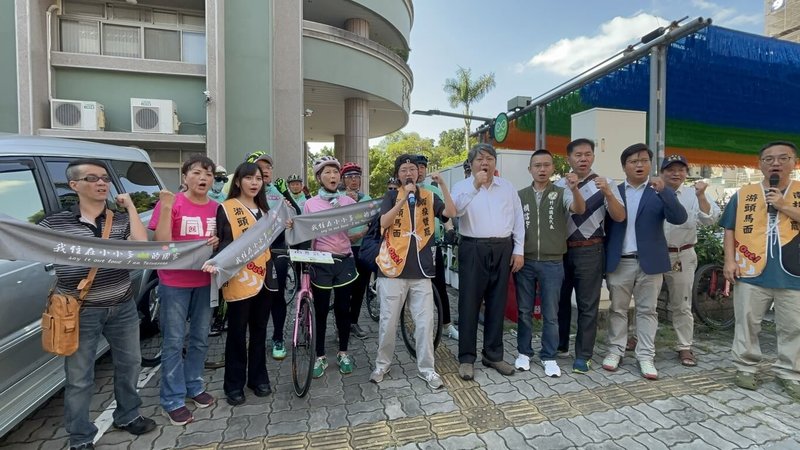 罷免國民黨立委游顥團體「去游除垢」17日與台灣經濟民主連合智庫發起大型車掃行動,橫跨南投縣第2選區鄉鎮,民進黨立委陳亭妃(前左4)、黃捷(前左3)等人也加入車掃行列。(罷團提供)中央社記者鄭維真傳真 114年8月17日