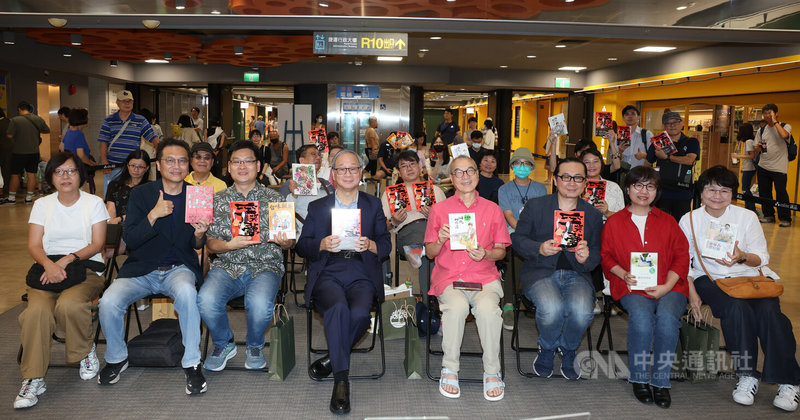 「空笑夢圖像小說:第一卷 黃金樓」新書分享會17日下午在台北舉行,文化部長李遠(前左4)和遠流出版公司董事長王榮文(前右4)等人合影。中央社記者謝佳璋攝 114年8月17日