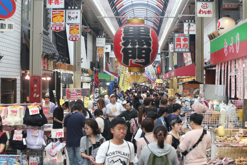 日本大阪知名景點「黑門市場」。(中央社檔案照片)
