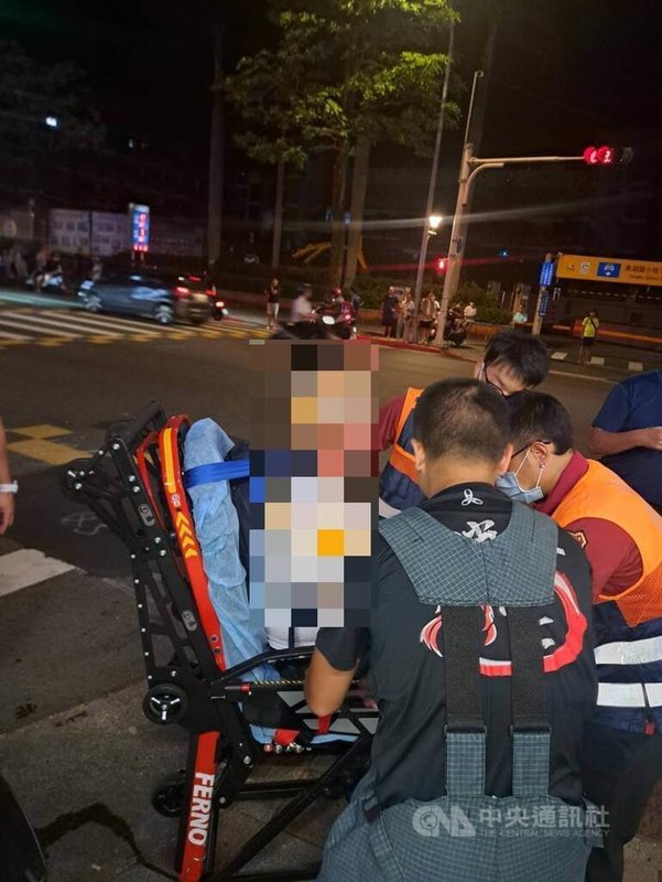 北市1名56歲高姓男子16日晚持水果刀進入某間商店，民眾見狀心生恐懼報警，警方立即派員到場處理，期間高男一時情緒失控攻擊警方，造成1警雙手受傷，支援警力以辣椒水反制、逮捕。（翻攝照片）中央社記者黃麗芸傳真 114年8月17日
