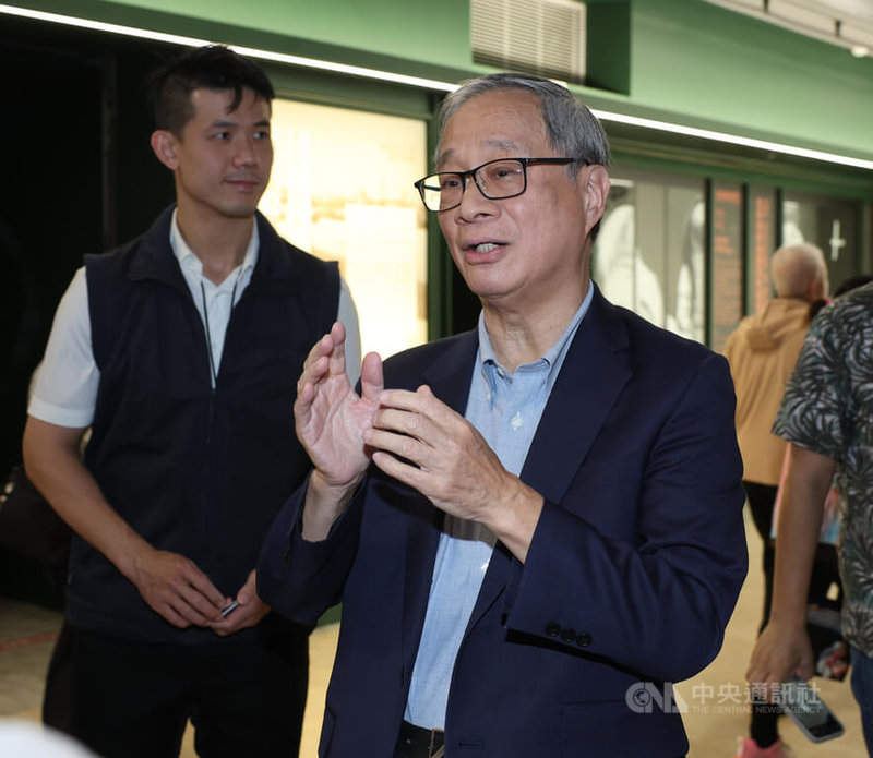 外界關注陸委會、文化部查處唱和中共的台灣藝人,文化部長李遠(右)17日受訪表示,根據陸委會提供名單,文化部依據法律進行溝通,並了解藝人想法,「一切都按照法律程序進行」。中央社記者謝佳璋攝 114年8月17日